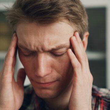 Quando a dor de cabeça exige investigação? Neurologista explica sinais de alerta