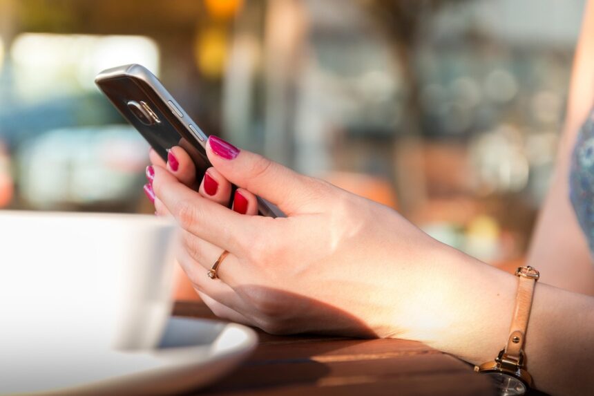 nomofobia Nomofobia: medo de ficar sem celular já afeta milhões de brasileiros