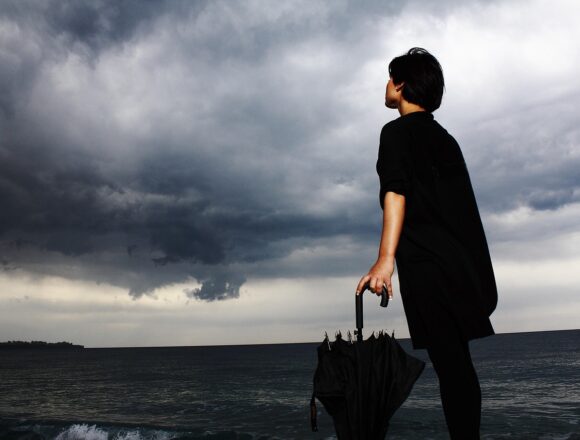 engin_akyurt-umbrella-2603995_1280 Traumas na infância e uso de drogas aumentam risco de depressão entre universitários, aponta estudo