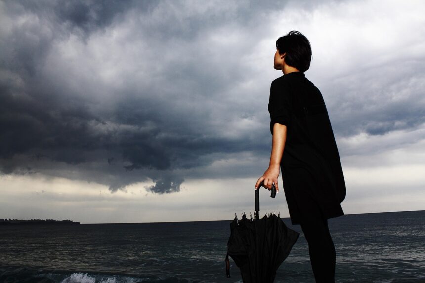 engin_akyurt-umbrella-2603995_1280 Traumas na infância e uso de drogas aumentam risco de depressão entre universitários, aponta estudo