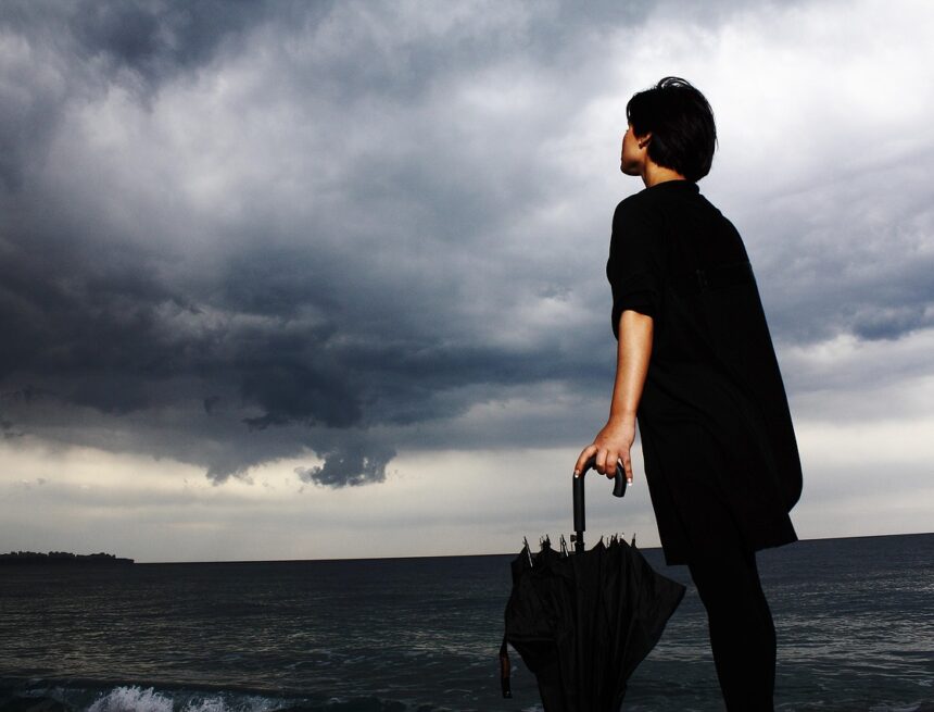 engin_akyurt-umbrella-2603995_1280 Traumas na infância e uso de drogas aumentam risco de depressão entre universitários, aponta estudo
